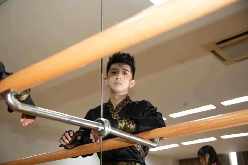Another portrait in a Sun Wukong costume beside a mirror.
